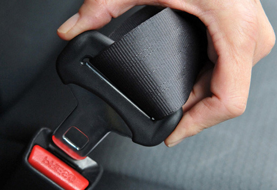 Réparations de ceintures de sécurité avec leurs mains