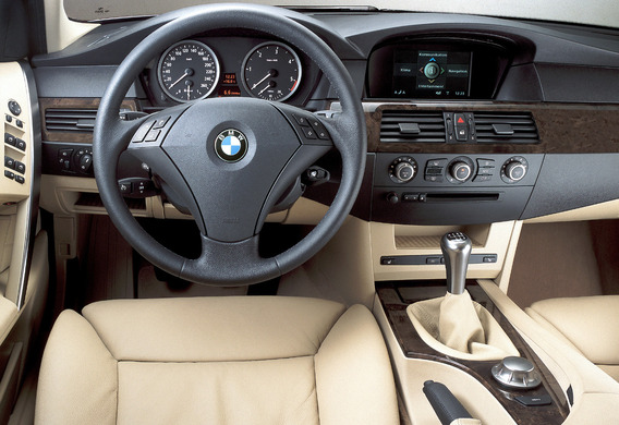 Due brevi blitz e un lungo segnale di segnale alla BMW 5 E60