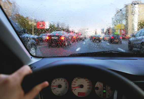 Caratteristiche di guida auto sotto la pioggia