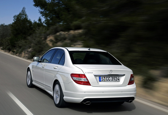 Las luces traseras en un lado de Mercedes-Benz C-Klasse (W204) son más brillantes que la otra.