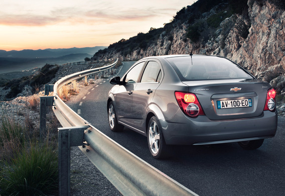 Jak zmienić tylną tablicę rejestracyjna Chevroleta Aveo