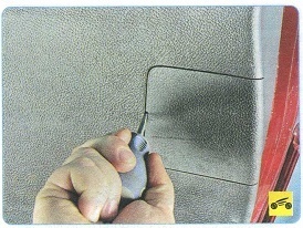 Dismantling of the rear lamp segment located on the Mazda 6 II trunk lid