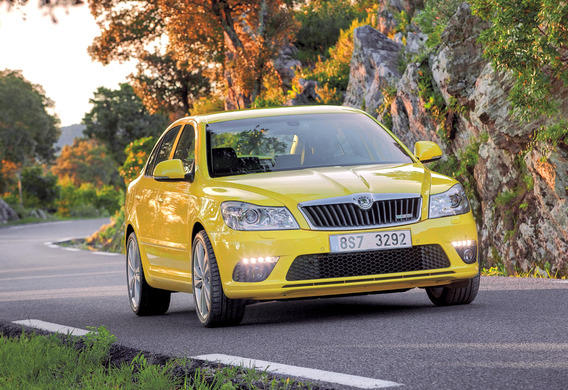 Cómo cambiar una lámpara de paso en los faros de Skoda Octavia