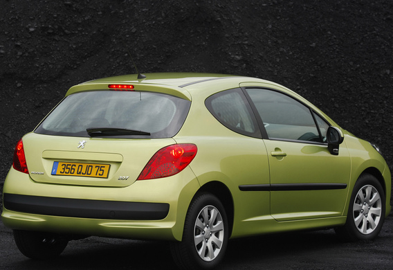 En Peugeot 207, las luces de freno se detuvieron cuando se pulsó el freno.