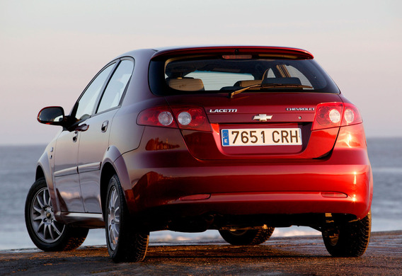 Jak zmienić żarówkę w opcjonalnym sygnale Chevrolet Lactti?