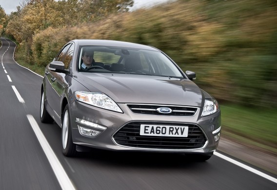 Is it possible to disable the additional cleaning brush after powering on the Ford Mondeo 4?