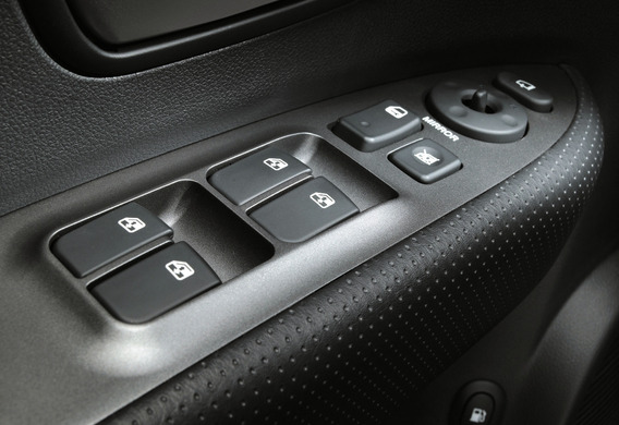 How do the Ford Mondeo 4 turn on automatic door locking?