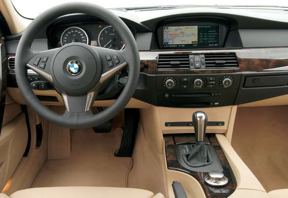 Die 5 E60 BMW hat die Lenkrad-Multimedia-Lenkung und die Lenkradheizung abgeschaltet