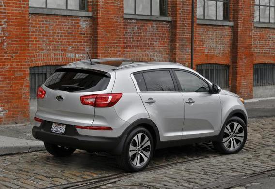 When the first gear is turned on, the reversing lamp on the Kia Sportage III lights