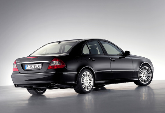 Jak dodatkowe doświetlenie zakrętu znajduje się w Mercedesie E-Class (W211)