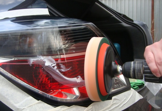 Polypolishing of plastic and glass headlamps with their hands