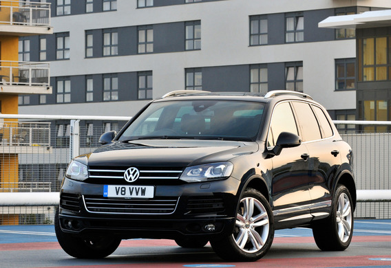 Jak włączyć się w adaptacyjne światło i automatyczne światło drogowe na Volkswagen Touareg II (NF)?
