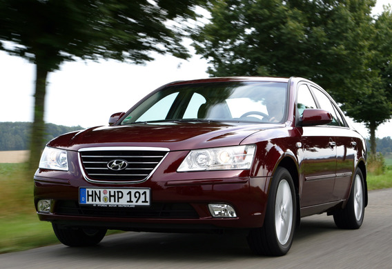Tousknot-Scheinwerfer auf Hyundai Sonata NF beim Drehen an der hinteren Glasheizung