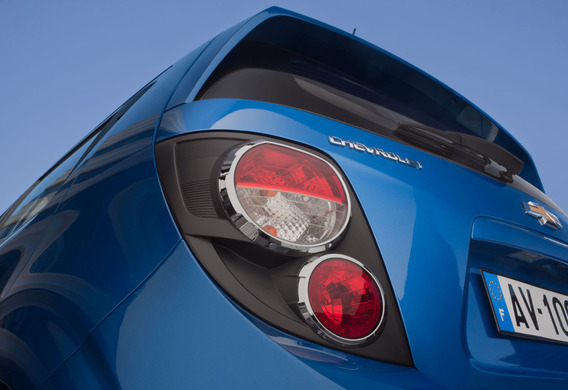 Removing the Chevrolet Aveo rear lamp
