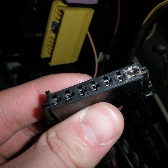 Le lampade posteriori su un lato di Mercedes-Benz C-Klasse (W204) sono più brillanti dell'altra.