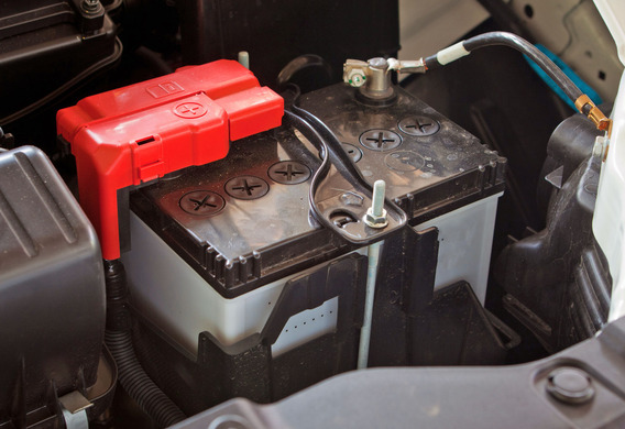 Rozłączenie akumulatora w samochodzie Audi A4 B8