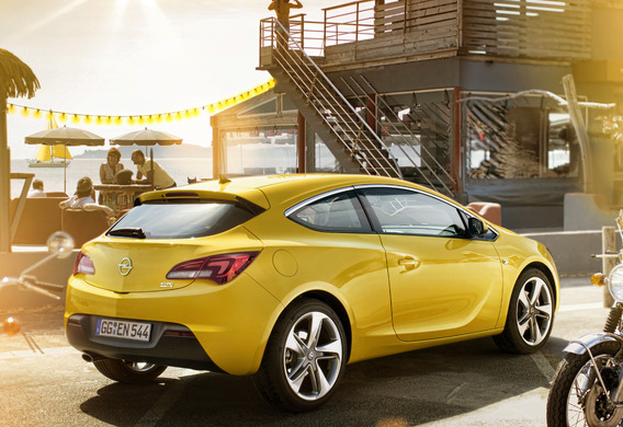 كيف أزيل الأضواء الخلفية من Opel Astra J GTC ؟