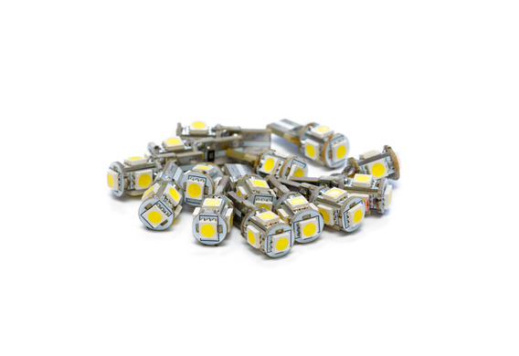 Instalación del canal de información LED en la lámpara Chevrolet Cruze Headlamp