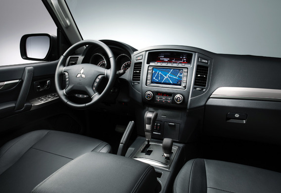 Adjust the brightness of the display to Mitsubishi Pajero 4