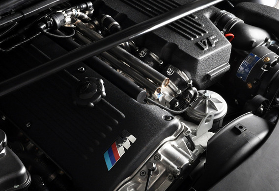 El BMW 3 E46 está equipado con el sonido de la detonación cuando se mueve a la montaña o con la aceleración