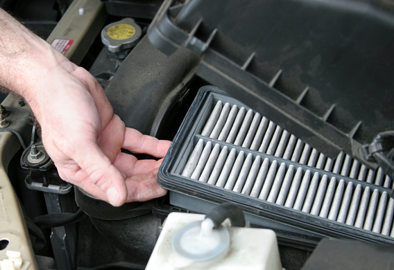 Replacement of the air filter in Honda CR-V III