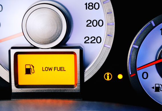 Nel clima caldo e a basso livello di carburante nel serbatoio del gas Jaguar X-Type, la chiavetta è in calo, l'auto inganna