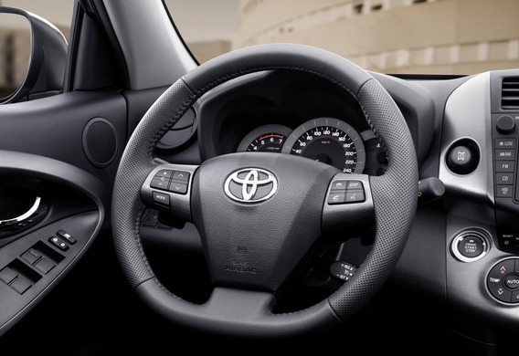 Toyota RAV4 III steering wheel cracking