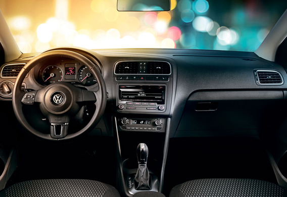 Dźwięki zagraniczne w obszarze kolumny kierownicy VW Polo Sedan