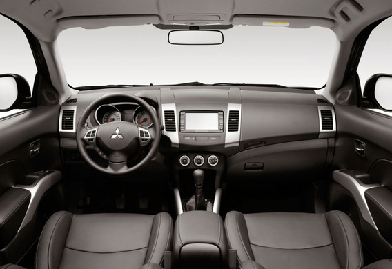 The steering wheel at Mitsubishi Outlander XL