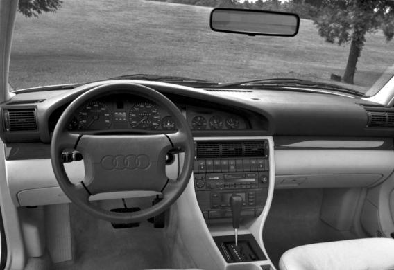 Ajuste del dispositivo de dirección en Audi 100 C4