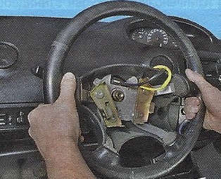 Removal of the steering wheel at Geely MK
