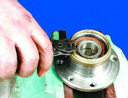 Replacement of the rear bearing of the rear hub of the VAZ 2108, 2109, 21099, 2110, 2111 or 2112. Rereplacing the sub-bearing of the VAZ 2113, 2114 and 2115