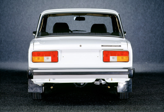 The back part of the bodywork of the VAZ-2104/05/07 is swinging in the transverse direction at a small speed
