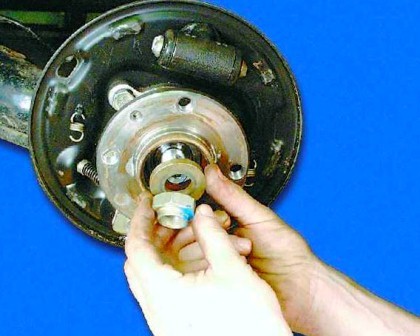 Replacement of the rear bearing of the rear hub of the VAZ 2108, 2109, 21099, 2110, 2111 or 2112. Rereplacing the sub-bearing of the VAZ 2113, 2114 and 2115