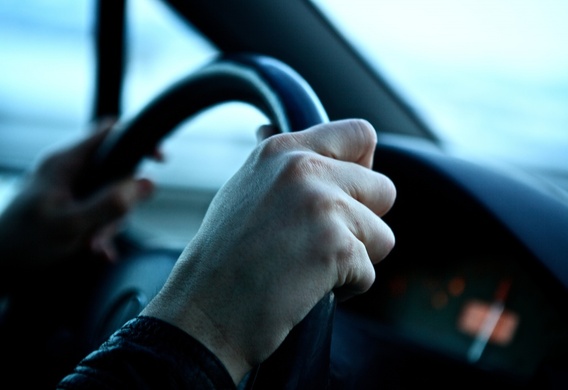 لماذا قم بسحب العجلة الى اليمين أو الى اليسار أثناء القيادة أو التسارع أو المكابح