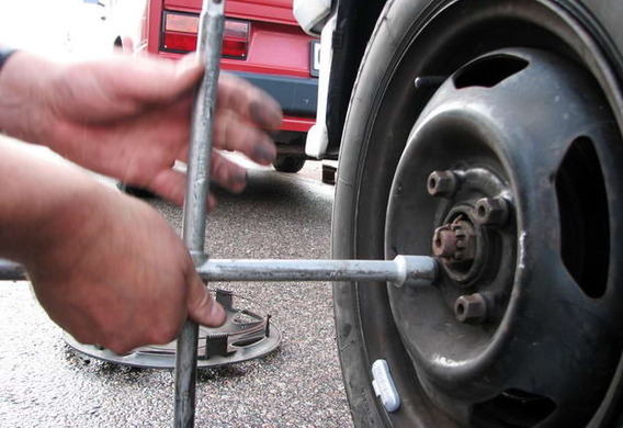 Removing a wheel if it is boil to the hub