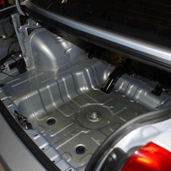 Aislamiento de la bota del coche con las manos