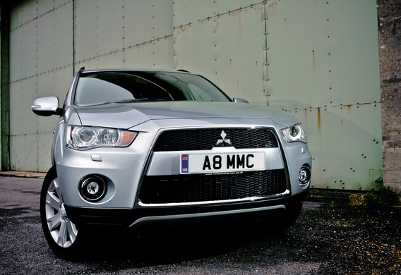 A Mitsubishi Outlander XL