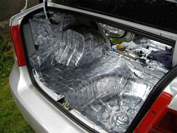 Aislamiento de la bota del coche con las manos