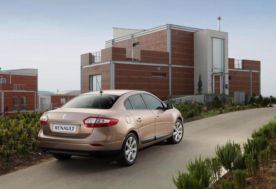 The roof of the petrol tank performs over the bodywork of the Renault Fluence.