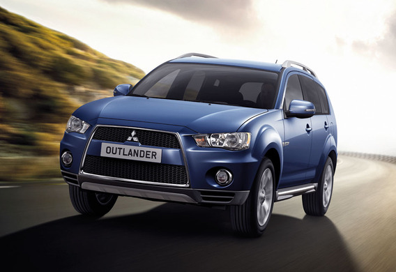 Dans un capot fermé, Mitsubishi Outlander XL a verrouillé le verrou