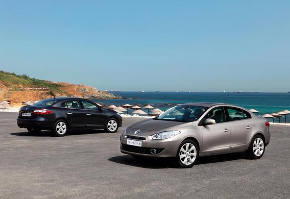 When the Renault Fluence moves, the driver's door squeaks