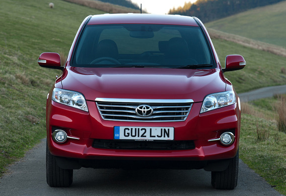 Démantelage du pare-chocs avant sur Toyota RAV4 III