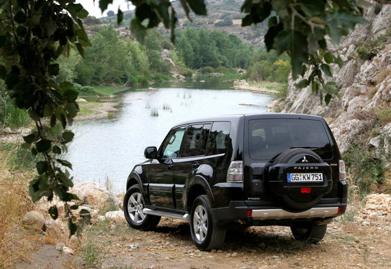 Demontaż tylnego zderzaka w Mitsubishi Pajero 4