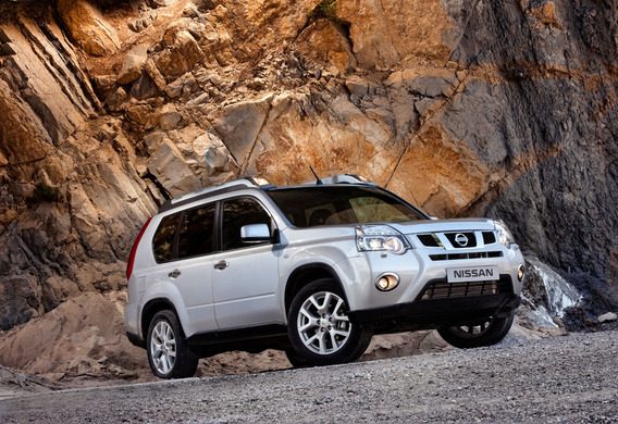 What kind of wiper blade is installed on Nissan X-Trail II?