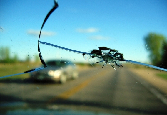 cracks in the windshield: How to make a crack in the windshield with your hands