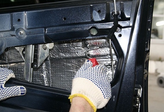 How to make noise-proofing the car doors with your hands