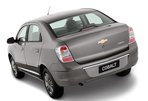 Pulizia dello specchio esterno sulla Chevrolet Cobalt