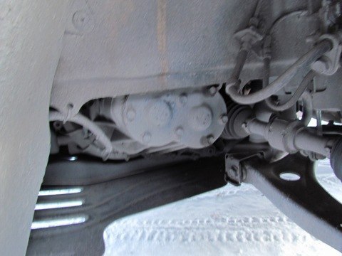 تركيب الجانب الأيسر من الحماية البلاستيكية للمحرك على Dodge Caliber