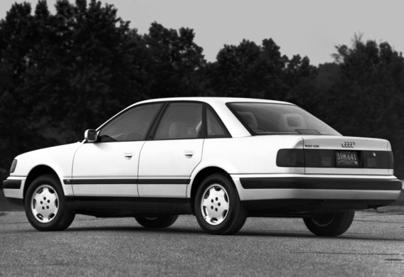 Retrait du pare-chocs arrière en Audi 100 C4